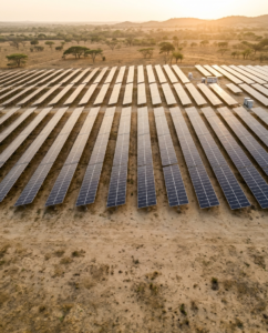 Techo comercial con módulos solares N-type y montañas andinas cerca de Bogotá
