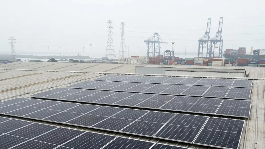 Techo industrial con paneles solares en Guayaquil, proyecto de autogeneración frente al plazo del Decreto 32